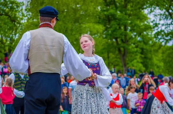 Dancing around the maypole in Midsummer, Gothemburg, Sweden — Stok Foto