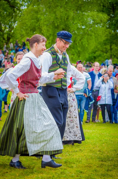 Bailando alrededor del poste de mayo en pleno verano, Gotemburgo, Suecia — Foto de Stock