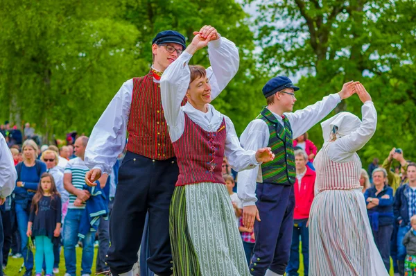 Bailando alrededor del poste de mayo en pleno verano, Gotemburgo, Suecia — Foto de Stock