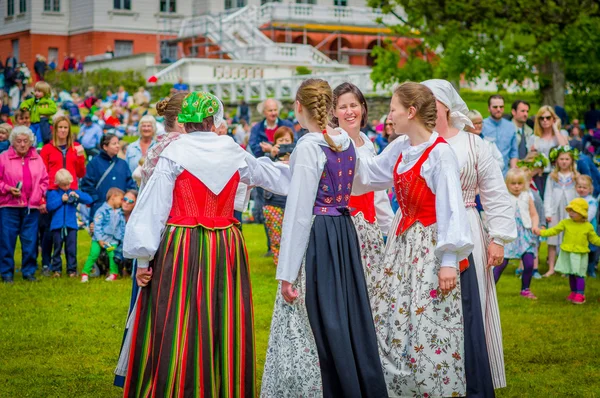 在仲夏时节，Gothemburg，瑞典周围五朔节花柱跳舞 — 图库照片