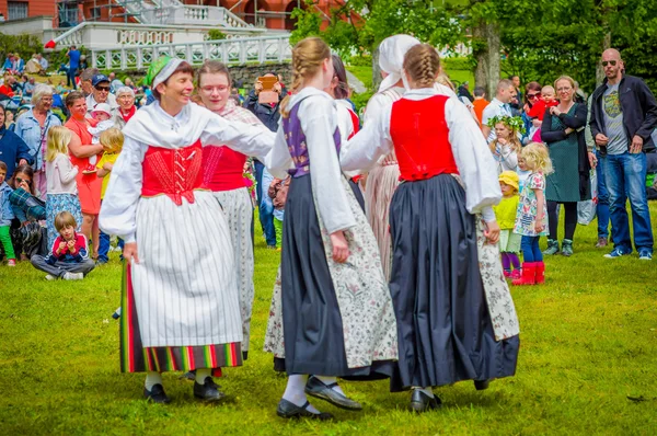 Tančí kolem Májku letního slunovratu, Gothemburg, Švédsko — Stock fotografie