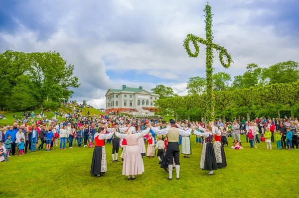 Tančí kolem Májku letního slunovratu, Gothemburg, Švédsko — Stock fotografie