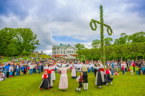 Танці навколо у Майське дерево в середині літа, Gothemburg, Швеція — стокове фото