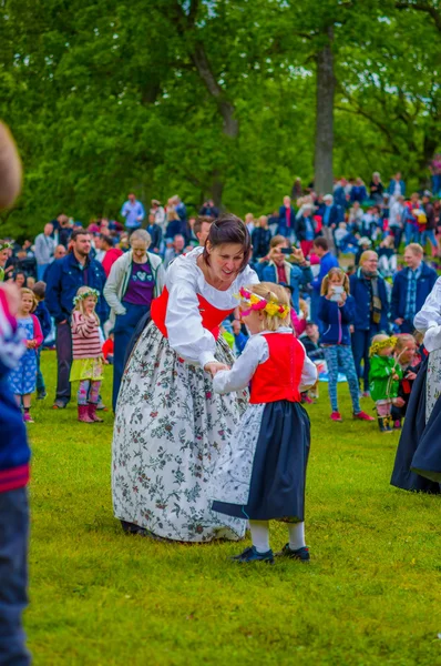 Танці навколо у Майське дерево в середині літа, Gothemburg, Швеція — стокове фото