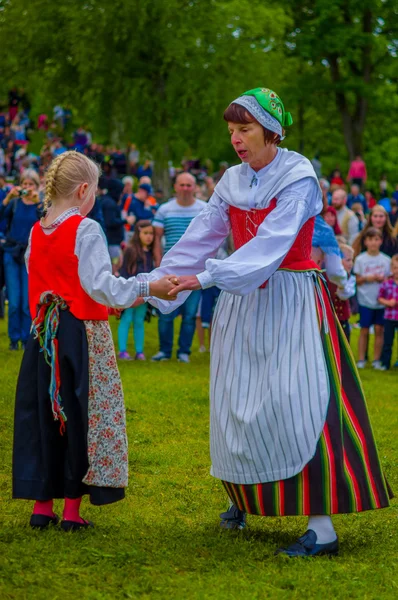 Танці навколо у Майське дерево в середині літа, Gothemburg, Швеція — стокове фото