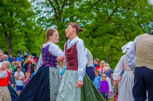 Танцы вокруг маяка в середине лета, Гётембург, Швеция — стоковое фото