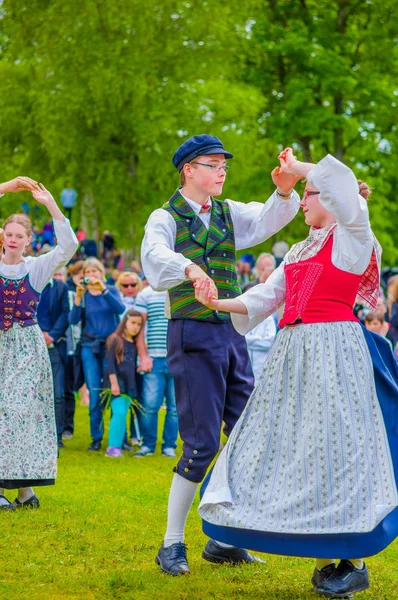 Bailando alrededor del poste de mayo en pleno verano, Gotemburgo, Suecia — Foto de Stock