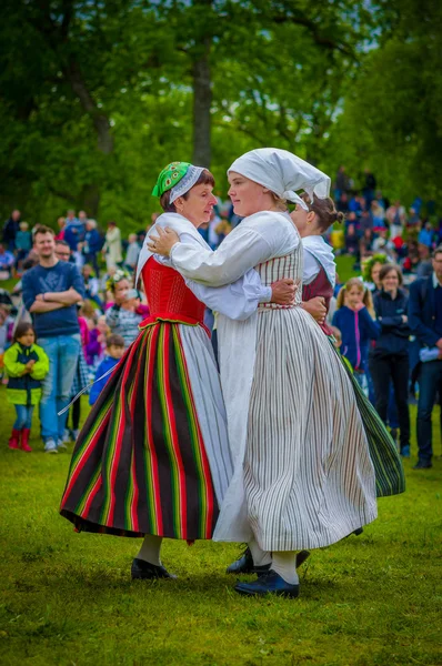 Bailando alrededor del poste de mayo en pleno verano, Gotemburgo, Suecia — Foto de Stock