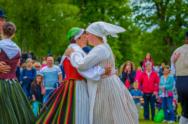 Танці навколо у Майське дерево в середині літа, Gothemburg, Швеція — стокове фото