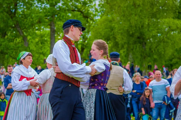 在仲夏时节，Gothemburg，瑞典周围五朔节花柱跳舞 — 图库照片