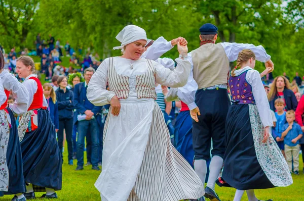 Dancing around the maypole in Midsummer, Gothemburg, Sweden — Stock Photo, Image