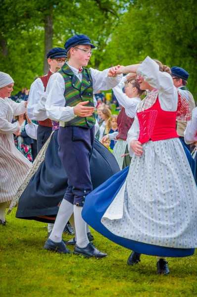 Bailando alrededor del poste de mayo en pleno verano, Gotemburgo, Suecia — Foto de Stock