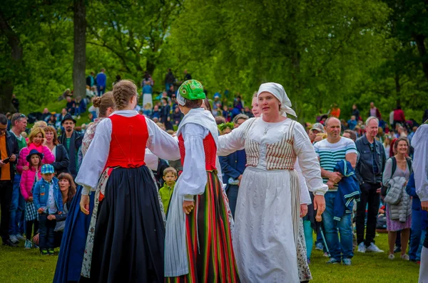 Tančí kolem Májku letního slunovratu, Gothemburg, Švédsko — Stock fotografie