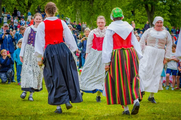 Dansar runt midsommarstången i midsommar, Göteborg, Sverige — Stockfoto