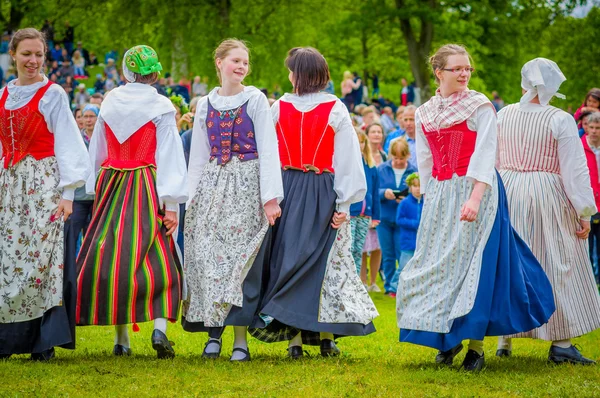 Táncolj a Májusfa Szent-Iván, Gothemburg, Svédország — Stock Fotó