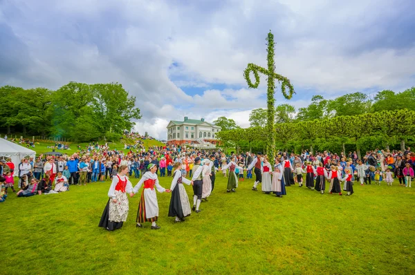 Танці навколо у Майське дерево в середині літа, Gothemburg, Швеція — стокове фото