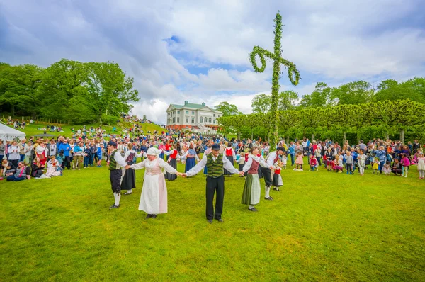 Dançando ao redor do mastro em Midsummer, Gotemburgo, Suécia — Fotografia de Stock