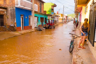 Trinidad, Küba - 8 Eylül 2015: Sular altında sokaklarda Unesco tarafından dünya mirası özel İçilir
