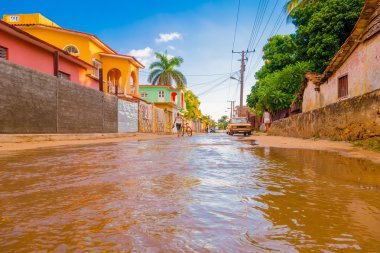 Trinidad, Küba - 8 Eylül 2015: Sular altında sokaklarda Unesco tarafından dünya mirası özel İçilir
