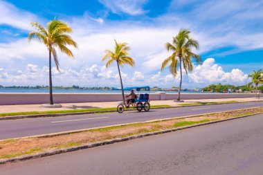 Trinidad, Küba - 12 Eylül 2015: Cienfuegos eyaletinin başkenti olan güney kıyısında bir şehir.