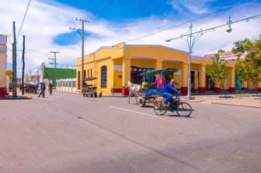 Cienfuegos, Cuba - 12 Eylül 2015: Bicitaxis hala kullanılmaktadır ve yerliler için ulaşım olarak hizmet