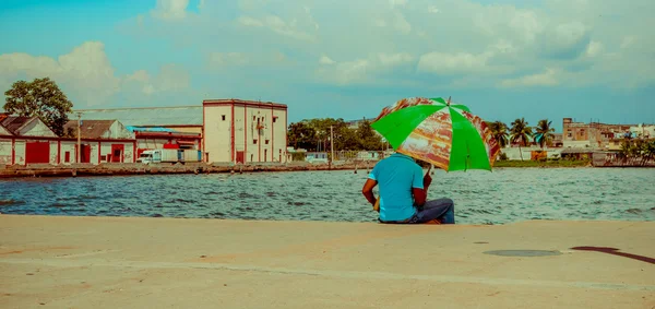 Trinidad, Cuba - 12 de septiembre de 2015: Capital de la provincia de Cienfuegos, es una ciudad en la costa sur. — Foto de Stock