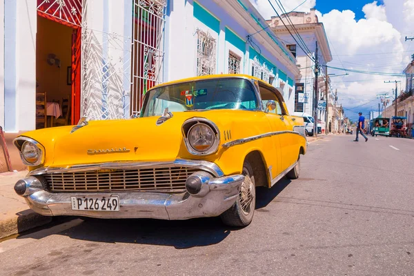 CIENFUEGOS, CUBA - SETEMBRO 12, 2015: Carros clássicos ainda estão em uso e temporizadores antigos se tornaram uma visão icônica — Fotografia de Stock