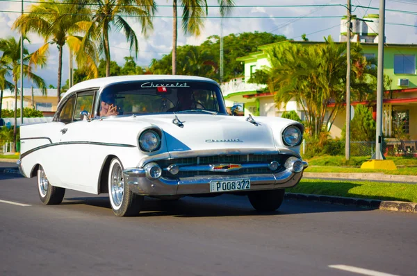 CIENFUEGOS, CUBA - 12 SEPTEMBRE 2015 : Les voitures classiques sont toujours en service et les anciens sont devenus une vue emblématique — Photo