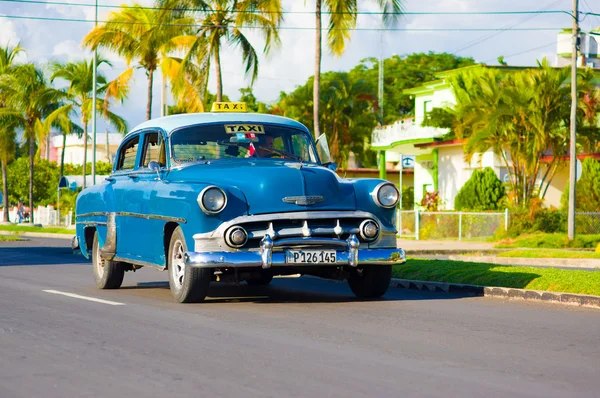 Cienfuegos, Cuba - 12 September 2015: Classic auto's zijn nog steeds in gebruik en oldtimers geworden een iconische weergave — Stockfoto