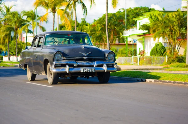 Cienfuegos, kuba - 12. September 2015: Oldtimer sind immer noch im Einsatz und Oldtimer sind zu einer Ikone geworden — Stockfoto