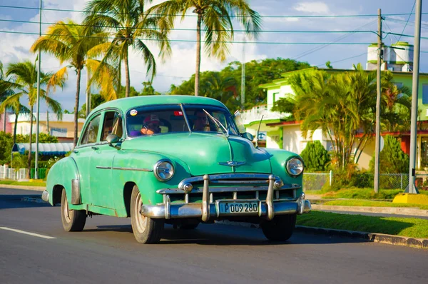 Cienfuegos, kuba - 12. September 2015: Oldtimer sind immer noch im Einsatz und Oldtimer sind zu einer Ikone geworden — Stockfoto