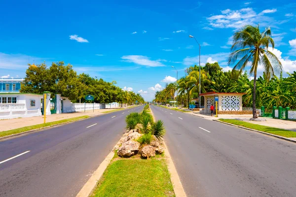 Trinidad, Cuba - 12 de septiembre de 2015: Capital de la provincia de Cienfuegos, es una ciudad en la costa sur. — Foto de Stock
