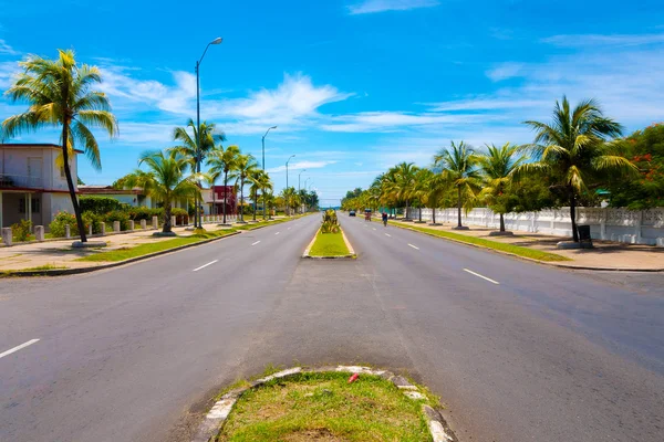 Trinidad, Cuba - 12 de septiembre de 2015: Capital de la provincia de Cienfuegos, es una ciudad en la costa sur. — Foto de Stock