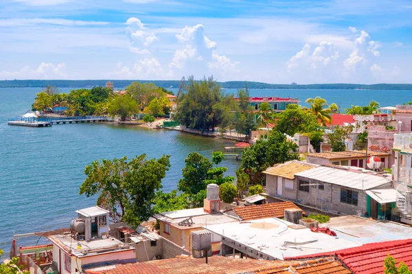 Trinidad, Kuba - szeptember 12-én 2015-ig: Cienfuegos tartomány fővárosa, a város déli partján. — Stock Fotó