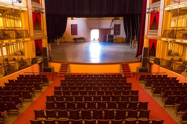 Cienfuegos, Cuba - 12 Eylül 2015: Tiyatro Tomas Terry Cienfuegos, Küba'da bina. Eski şehir Unesco Dünya Mirası olduğunu. — Stok fotoğraf