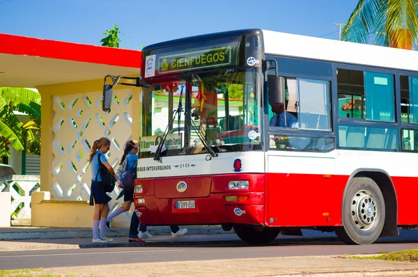 Cienfuegos, Kuba - szeptember 12-én 2015-ig: Buszpályaudvar használják a helyi emberek, Punta Gorda — Stock Fotó