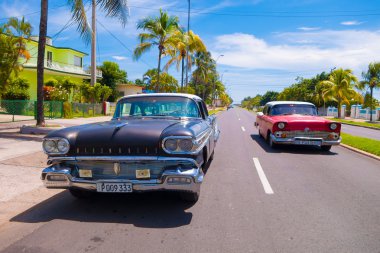 Cienfuegos, Cuba - 12 Eylül 2015: Klasik araba hala kullanımda ve eski yarışçılar ikonik bir görünüm haline gelmiştir