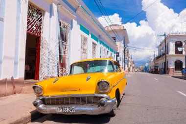 Cienfuegos, Cuba - 12 Eylül 2015: Klasik araba hala kullanımda ve eski yarışçılar ikonik bir görünüm haline gelmiştir