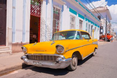 Cienfuegos, Cuba - 12 Eylül 2015: Klasik araba hala kullanımda ve eski yarışçılar ikonik bir görünüm haline gelmiştir