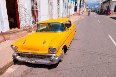 Cienfuegos, Cuba - 12 Eylül 2015: Klasik araba hala kullanımda ve eski yarışçılar ikonik bir görünüm haline gelmiştir