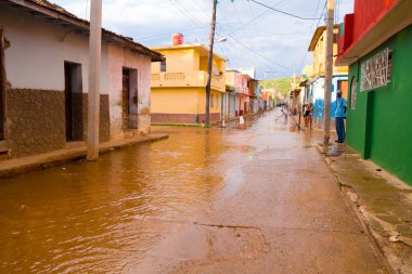 Trinidad, Küba - 8 Eylül 2015: Sular altında sokaklarda Unesco tarafından dünya mirası özel İçilir
