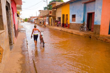 Trinidad, Küba - 8 Eylül 2015: Sular altında sokaklarda Unesco tarafından dünya mirası özel İçilir