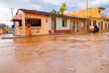 Trinidad, Küba - 8 Eylül 2015: Sular altında sokaklarda Unesco tarafından dünya mirası özel İçilir