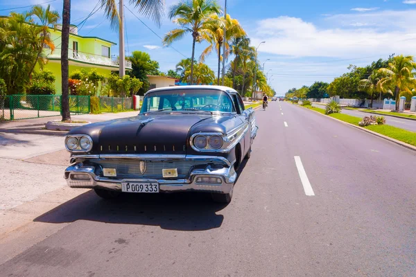 : Сьєнфуегос Куби - 12 вересня 2015 класичні автомобілі ще сьогодні, є старожили стали знакових подання — стокове фото