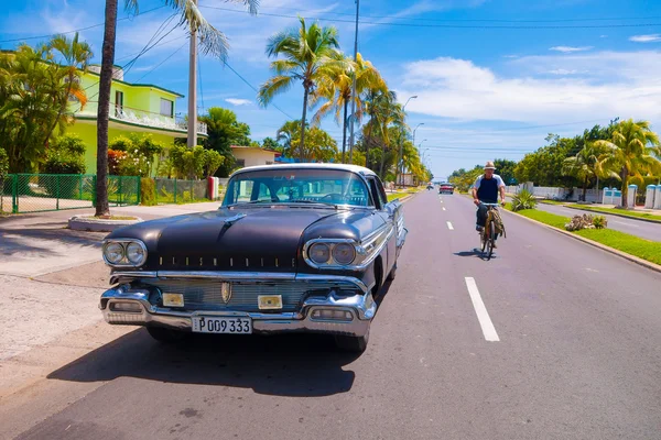 CIENFUEGOS, CUBA - SEPTEMBER 12, 2015: Classic cars are still in use and old timers have become an iconic view — Stock Photo, Image