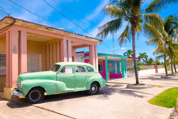 Cienfuegos, Cuba - 12 de septiembre de 2015: Coches clásicos todavía están en uso y viejos contadores de tiempo se han convertido en una icónica vista — Foto de Stock