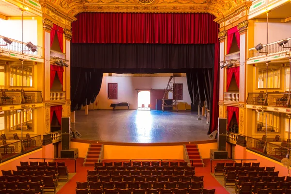 Cienfuegos, Kuba - 12 September 2015: Teatern Tomas Terry byggnad i Cienfuegos, Kuba. Gamla stan är ett världsarv. — Stockfoto