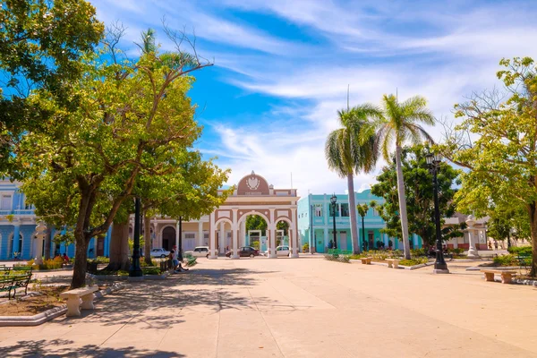 Trinidad, Cuba - 12 de septiembre de 2015: Capital de la provincia de Cienfuegos, es una ciudad en la costa sur. — Foto de Stock