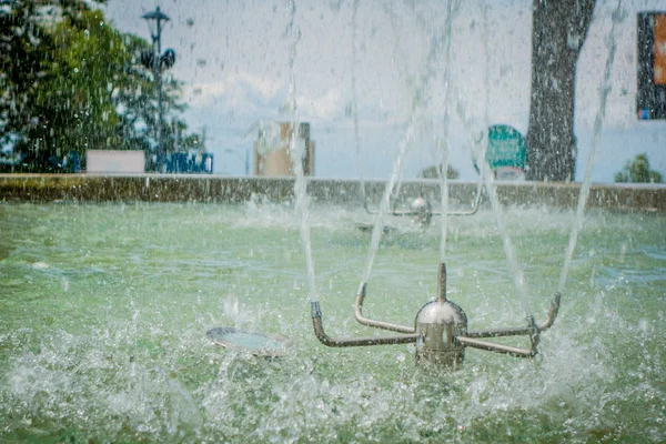 Sprinkler im Wasserbrunnen in einem Park, Manizales, Kolumbien — Stockfoto