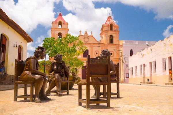 CAMAGUEY, CUBA - 4 de septiembre de 2015: Estatuas, artista Martha Jiménez frente a la iglesia del Carmen —  Fotos de Stock